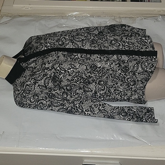 Chicos Black & White Long Sleeve Button-Up Shirt Size 0 Lace-Like Pattern Womens - Picture 3 of 6